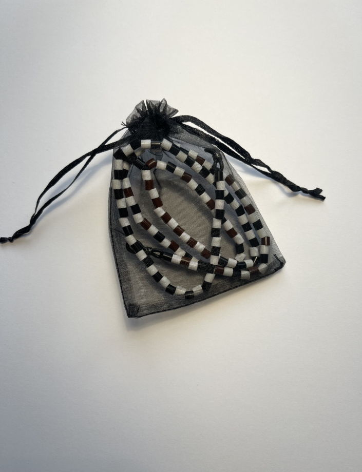 Холдер подвеска для очков из пластиковых бусин черного, белого и коричневого цветов