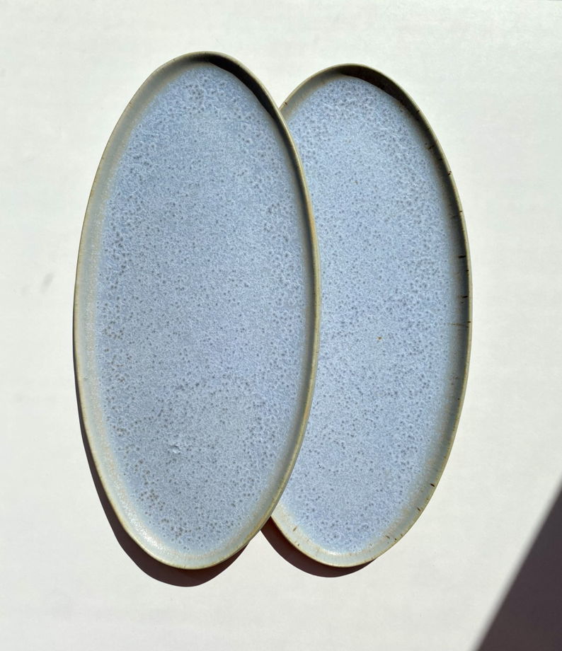 Керамическая овальная голубоватая тарелка