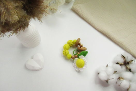 Грызунок-кольцо (погремушка) из можжевельника с колечками из бука с гремелкой в виде ромашки (жёлтый)
