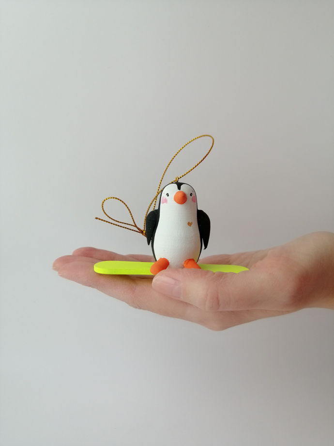 Декоративная игрушка "Пингвин - сноубордист" салатовый