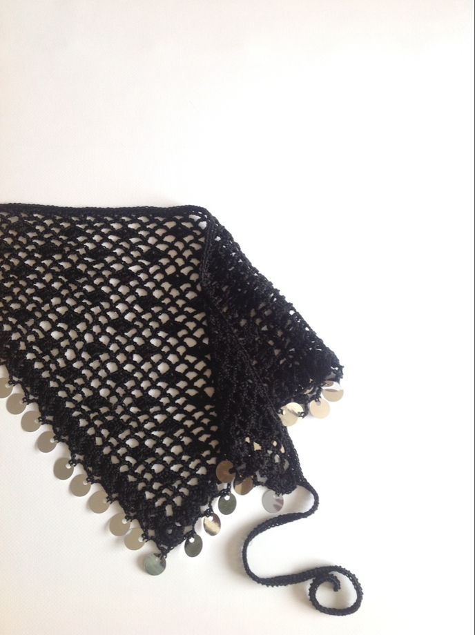 Косынка вязаная с пайетками чёрная