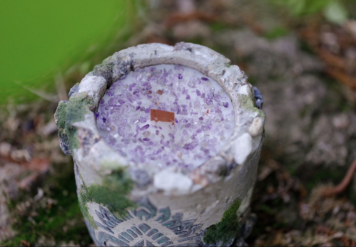 Аромасвечи WILD PLANET с кристаллами Аметиста и ароматом Сандал&Тиковое дерево