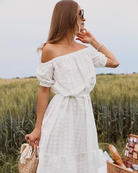 Белое платье с перфорацией.