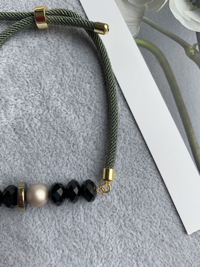 Браслет с жемчугом Майорка, гематитом и бусинами из чешского стекла «Сумрачный диск»