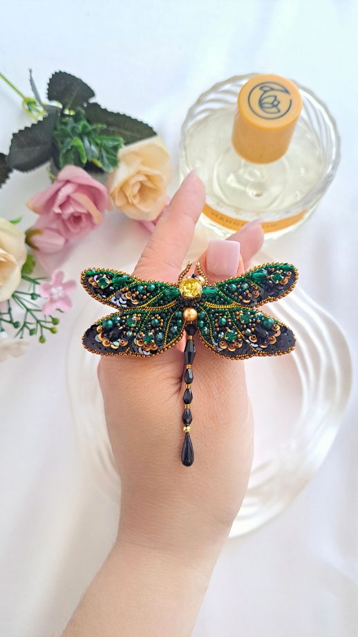 Брошь "Изумрудная стрекоза"