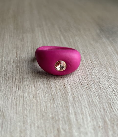 Женское кольцо цвета маджента ручной работы из полимерной глины со стразом