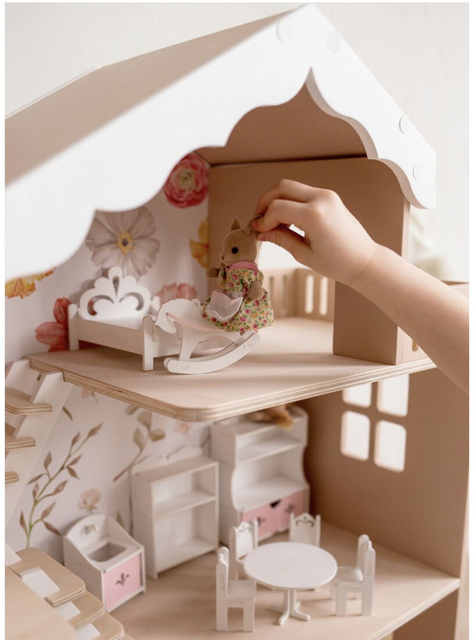 Кукольный домик деревянный с резной крышей