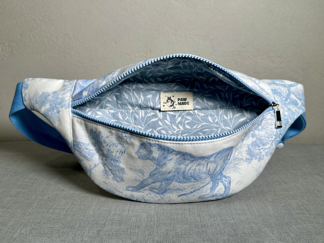 Поясная сумочка из уплотненного денима с принтом "Джунгли" голубая