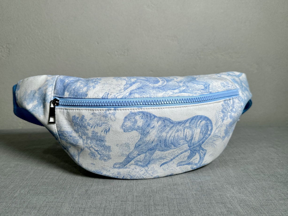 Поясная сумочка из уплотненного денима с принтом "Джунгли" голубая