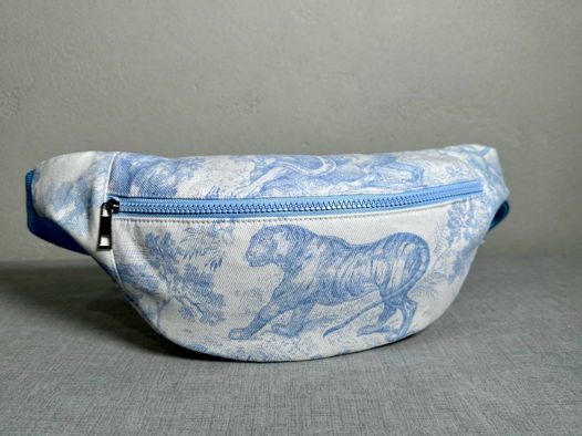 Поясная сумочка из уплотненного денима с принтом "Джунгли" голубая