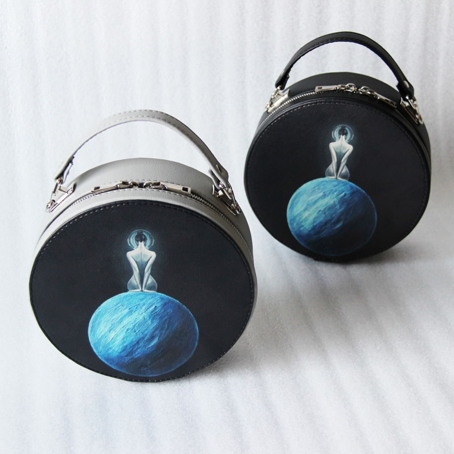 Авторская  круглая сумка "Отправь меня на Уран" c картиной современного художника ANNA BO ручной работы