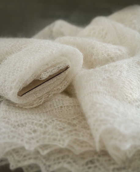 Белый платок из козьего пуха ручной работы