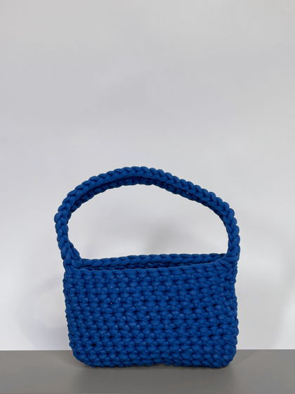 Вязанная синяя сумка с короткой ручкой