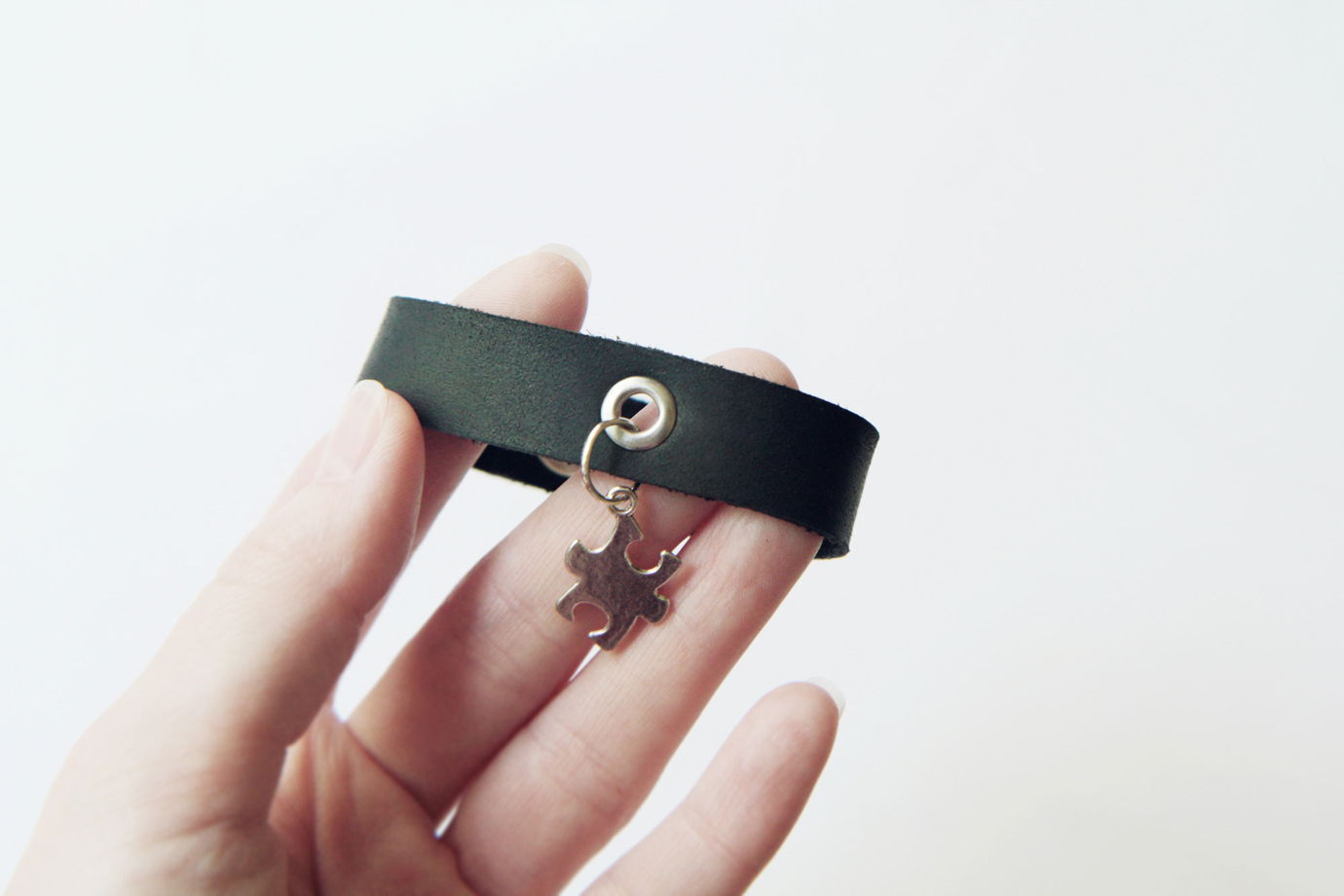 Черный браслет с подвесом Пазл из натуральной кожи ручная работа