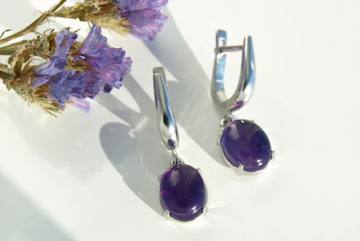 Серьги из серебра с аметистом огранки кабошон 10*8 мм