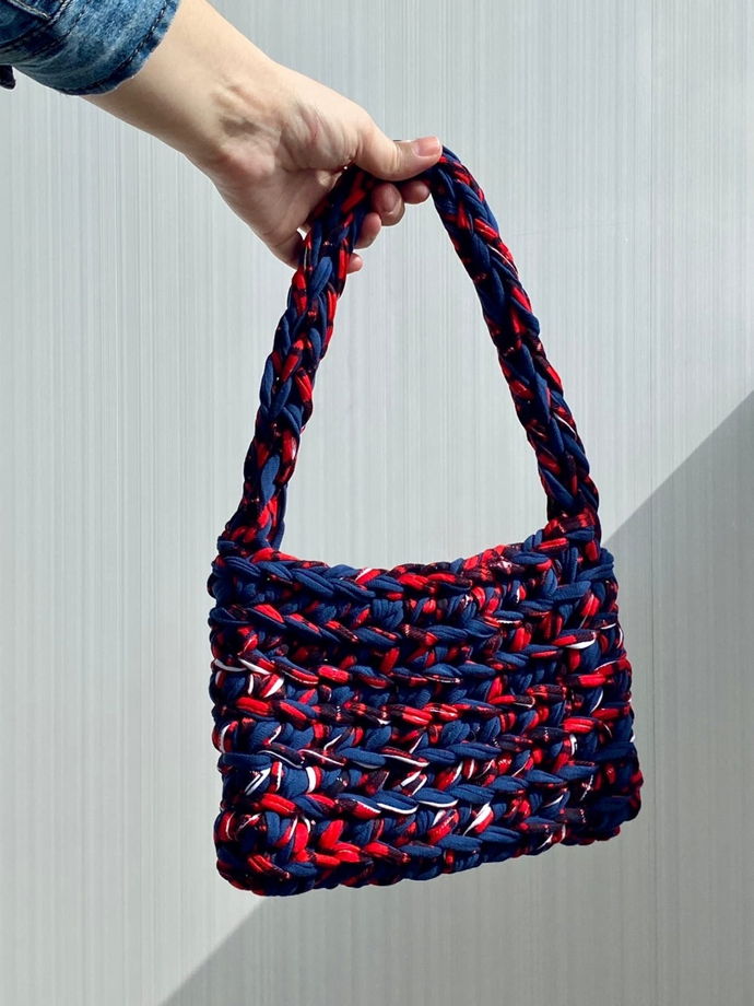 Вязаная сумка багет из хлопка с металлической застежкой-кнопкой цвет синий\шотландка