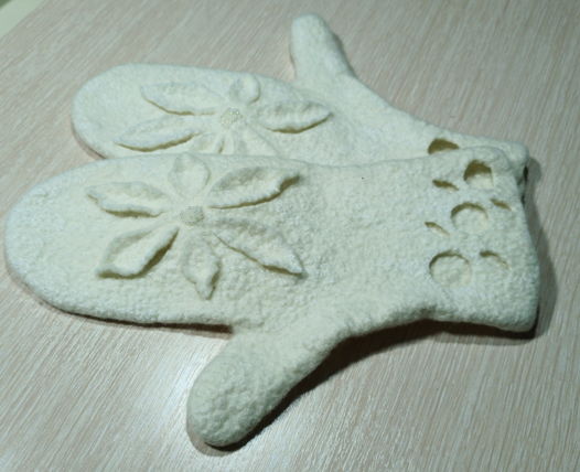 Варежки валяные из австралийского мериноса с 3D цветком Молочно белого цвета с вышивкой чешским бисером ручной работы