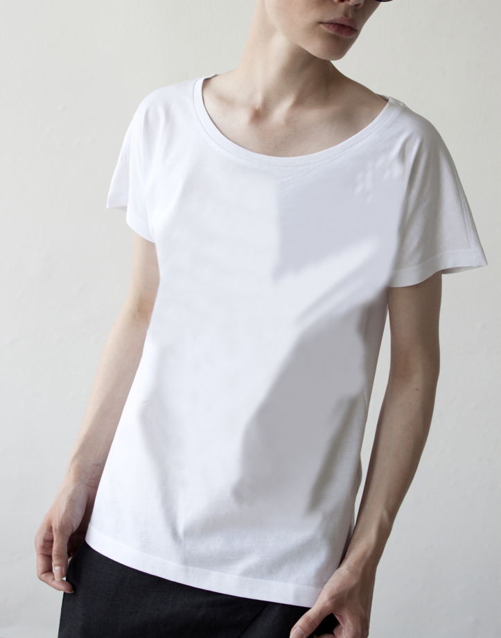Женские базовые футболки с цельнокроеным рукавом  : черные и белые.