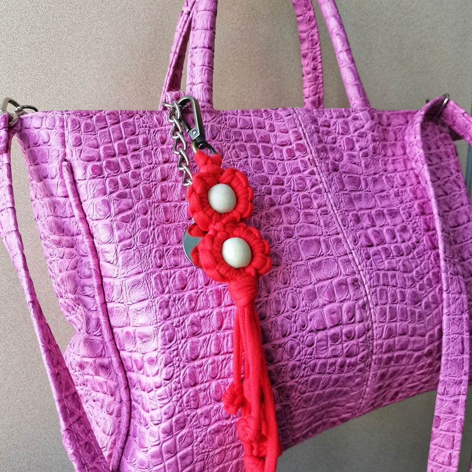 Брелок  плетеный цепи  красный с деревянными бусинами для сумки, рюкзака, ключей