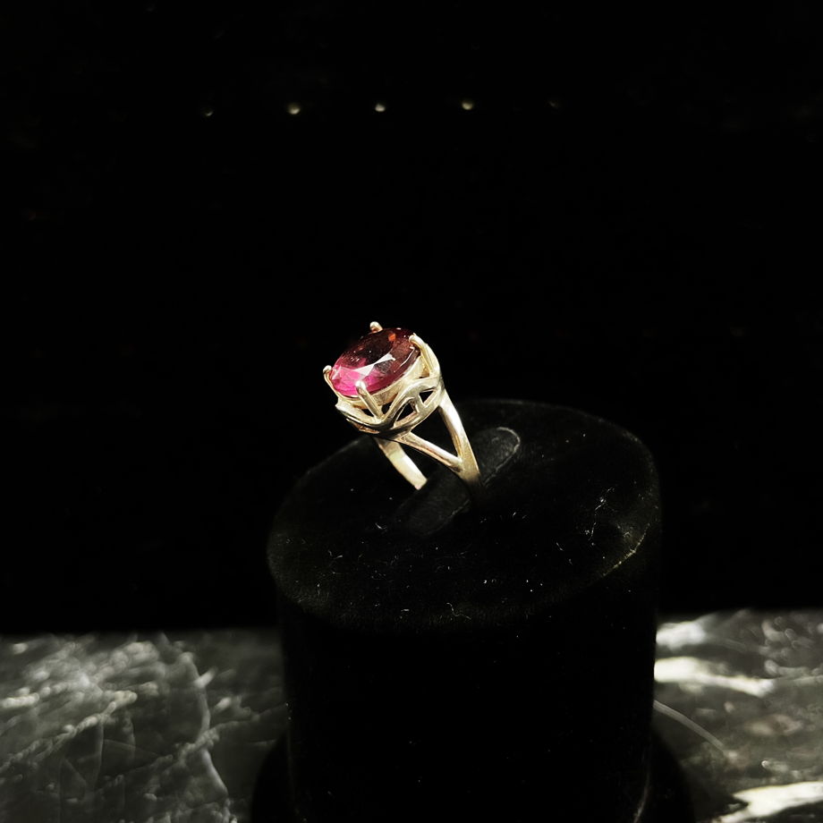 Винтажное кольцо с крупным кристаллом имитирующим рубин.