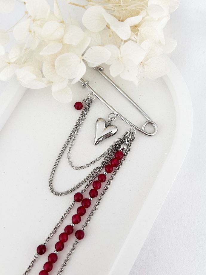 Брошь-булавка с цепочками и подвеской сердечко