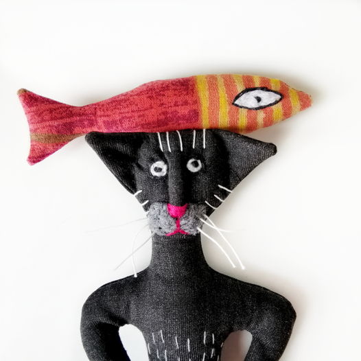 Текстильная интерьерная фигурка кот с рыбкой ручной работы