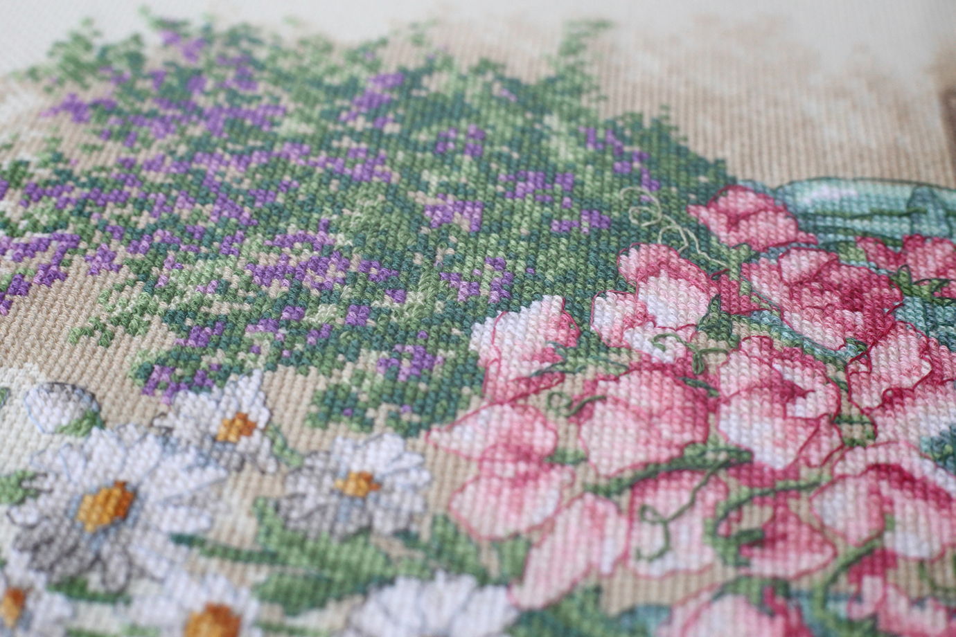 Ручная вышивка в раме "Трио полевых цветов"