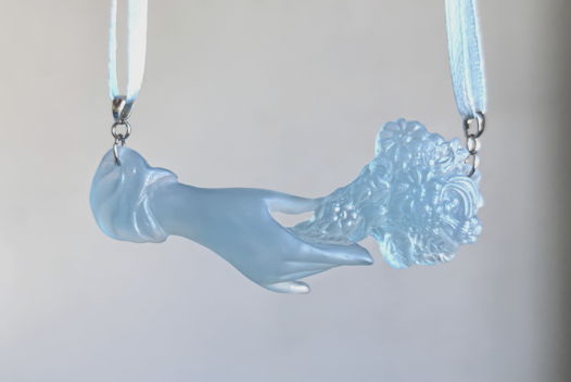 Подвеска колье рука с букетом