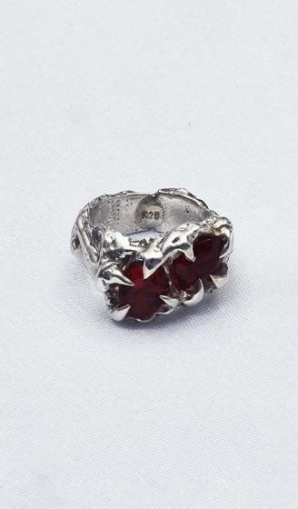 Серебряное кольцо странной формы с красным цирконом — "CLAW"
