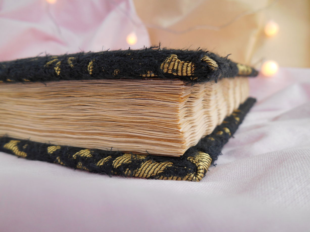 Чёрный блокнот а5 с золотыми розами в твёрдой обложке и нелинованными страницами