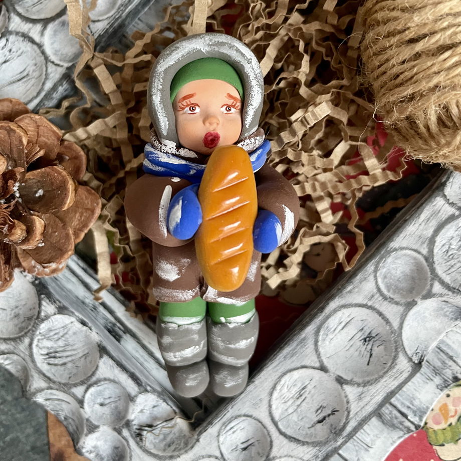 Коллекционная елочная игрушка "Мишенька с батоном. Советское детство"
