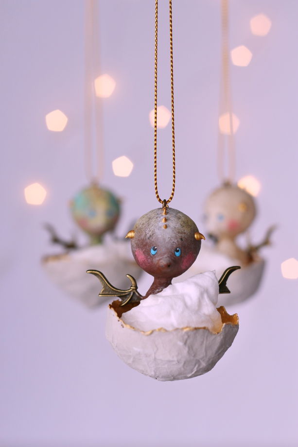Елочная, декоративная игрушка дракончик Браун в золотом яйце под одеялкой