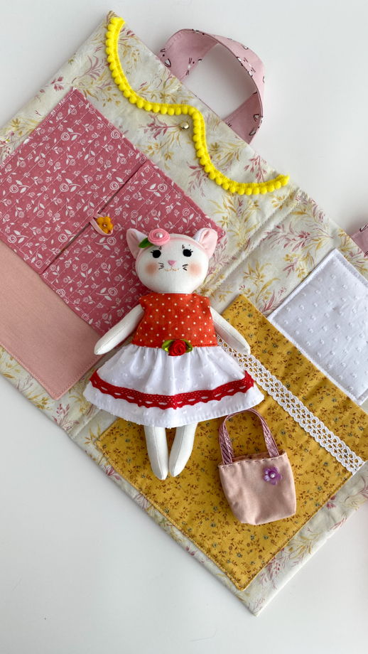 Кукла-кошка с одеждой и сумкой