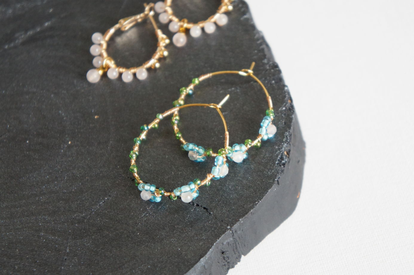 Позолоченные серьги кольца конго wire wrapped из проволоки плетеные в виде цветов с розовым кварцем