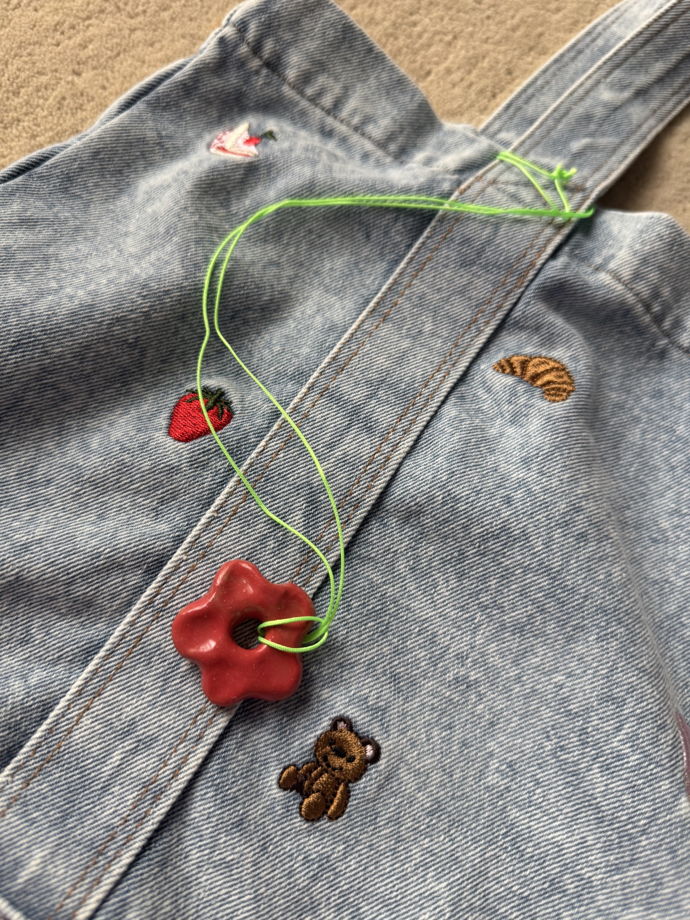 Кулончик в форме цветочка на зелёной нити Ani.g.bracelets