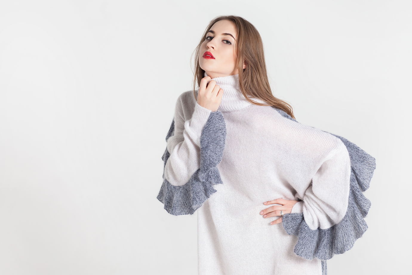 Серое вязаное платье-свитер оверсайз с горлом с воланами