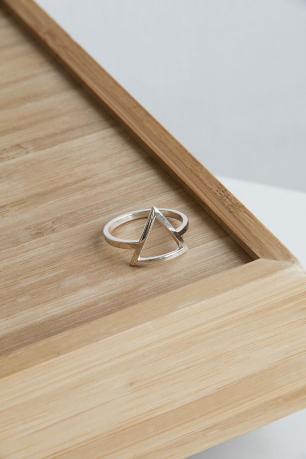 Серебряное кольцо «Треугольник» ручной работы
