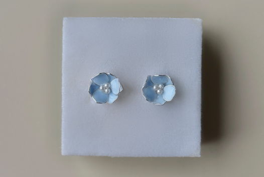 Серьги FLOWERS S ручной работы (голубые) из ювелирной смолы с одной жемчужиной / россыпью жемчуга