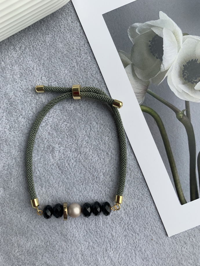 Браслет с жемчугом Майорка, гематитом и бусинами из чешского стекла «Сумрачный диск»
