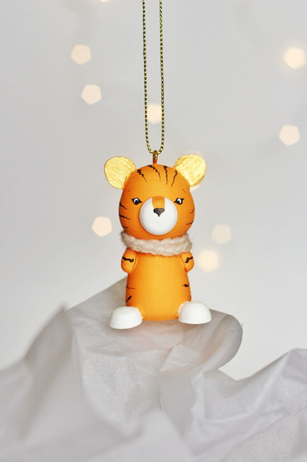 Авторская декоративная елочная игрушка из дерева "Тигрёнок в шарфике" цветом манго