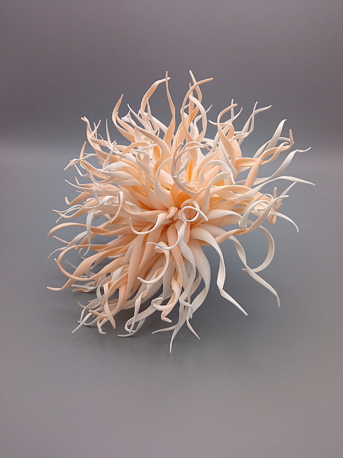 Брошь-хризантема в персиковых оттенках из фоамирана