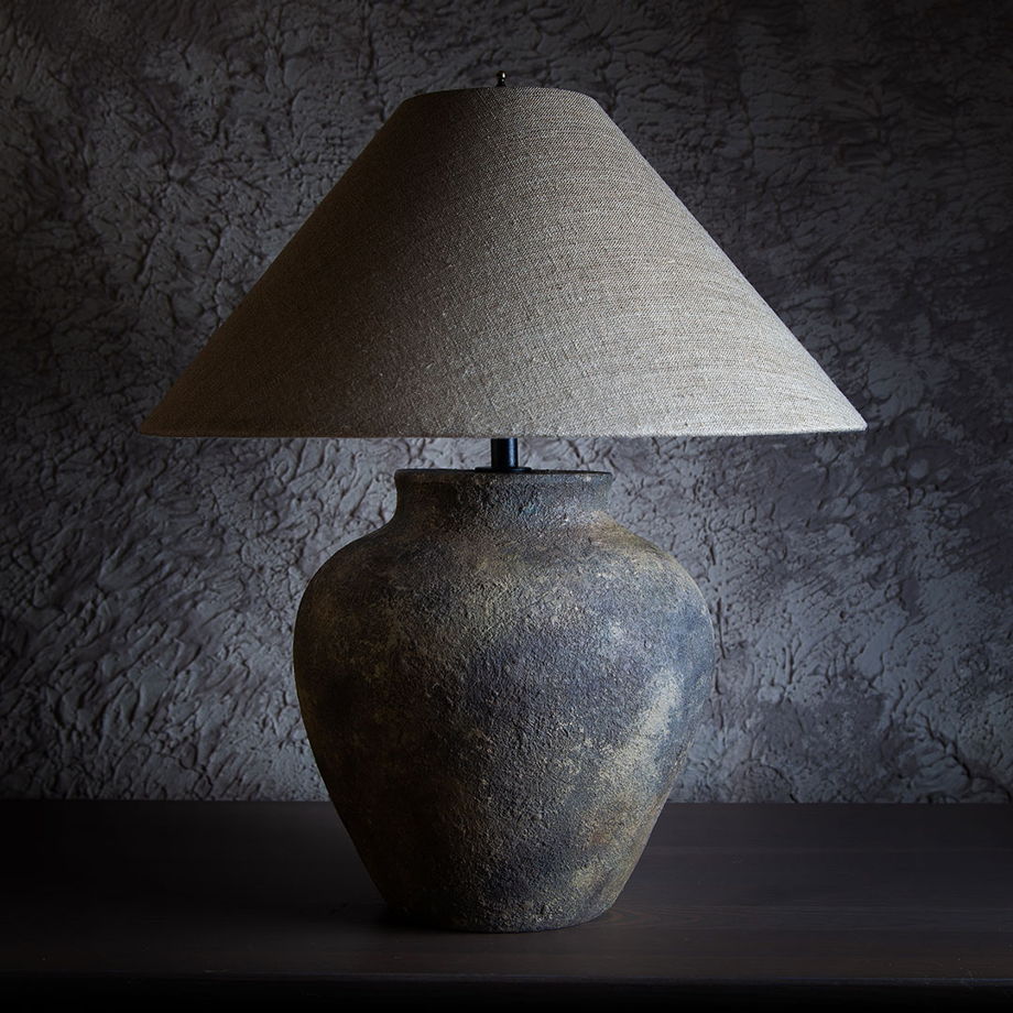 Настольная керамическая лампа ручной работы со светлым абажуром «Vabisabi 2»