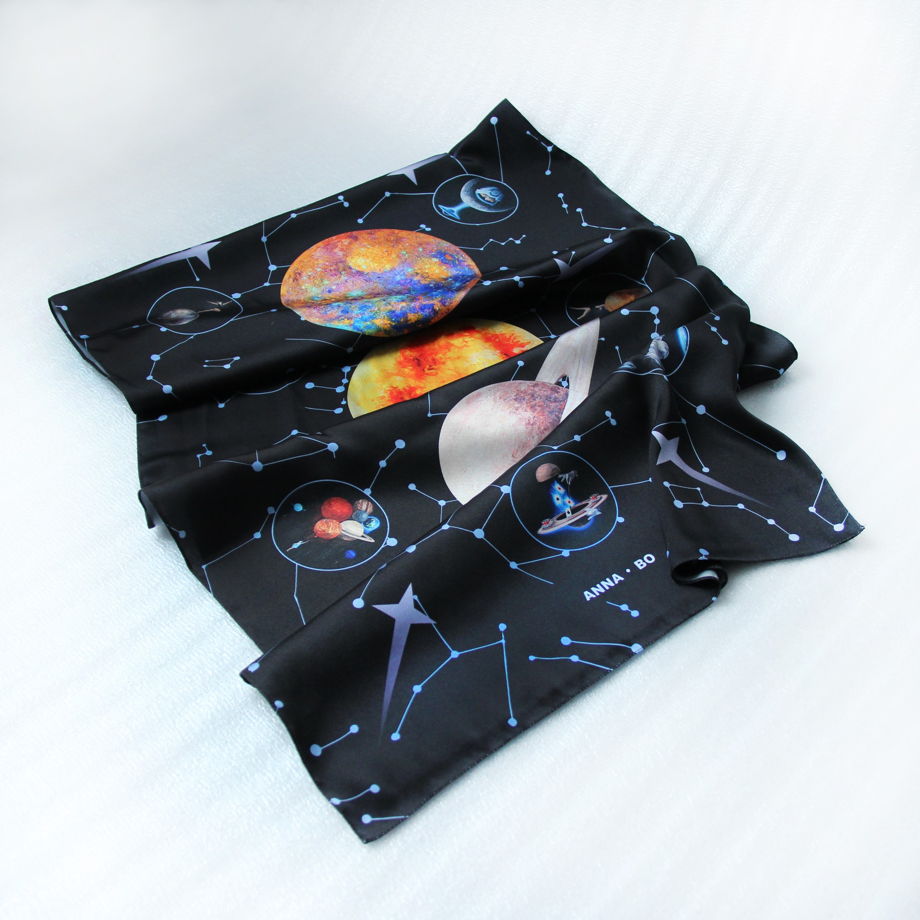 Авторский шелковый платок ""Black space"" c картинами современного художника ANNA BO оживает и рассказывает о космосе