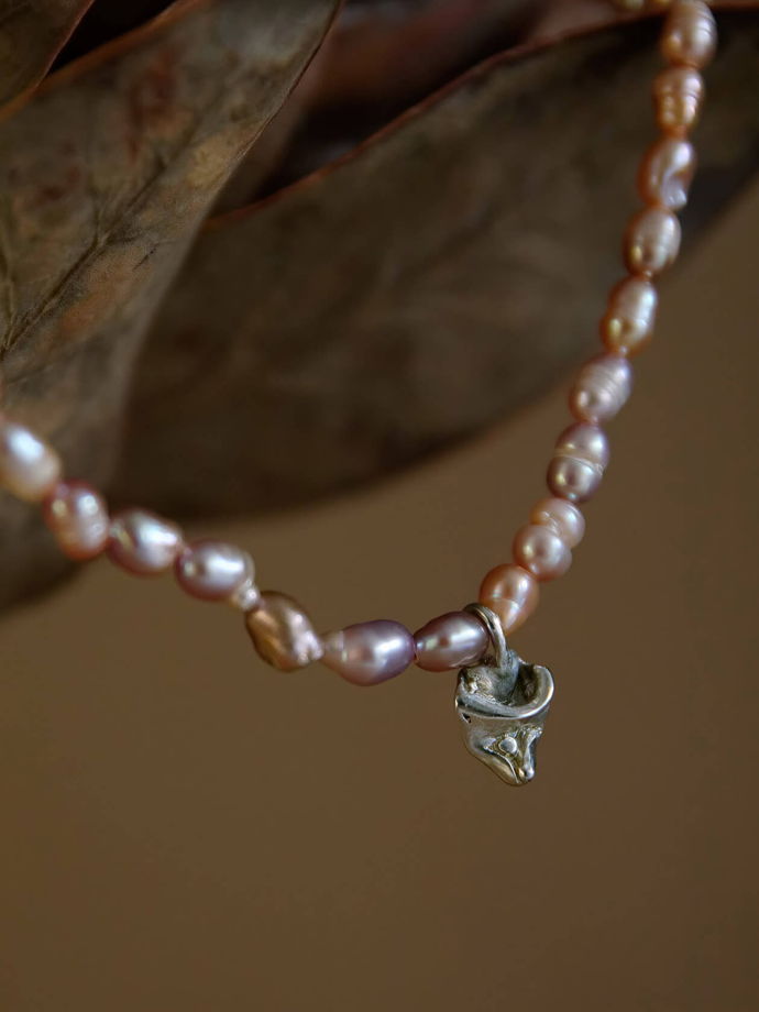 Жемчужное ожерелье с двусторонней подвеской "Брызги на коже Гесперид"