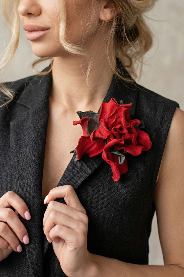 Красная брошь цветок ручной работы из льна