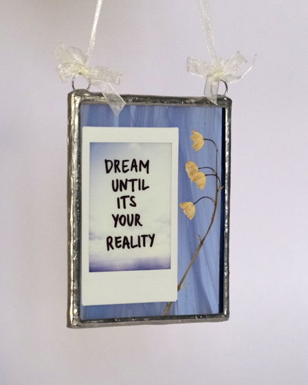 Витражная рамка на стену с посланием "Dream until its your reality"