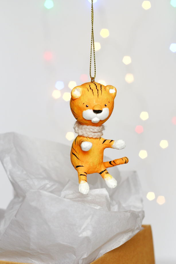 Авторская елочная игрушка "Тигрёнок который любит обниматься" цвет манго