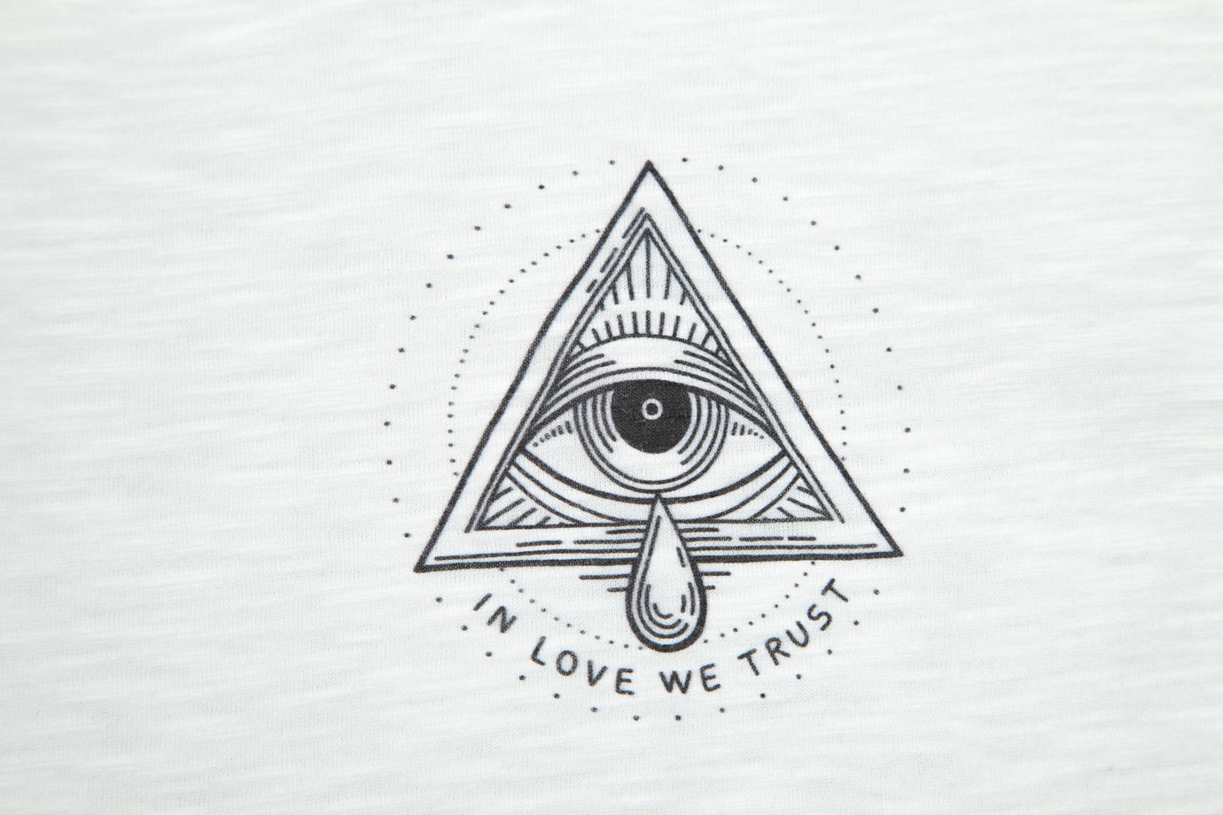 Белая футболка "In love we trust"