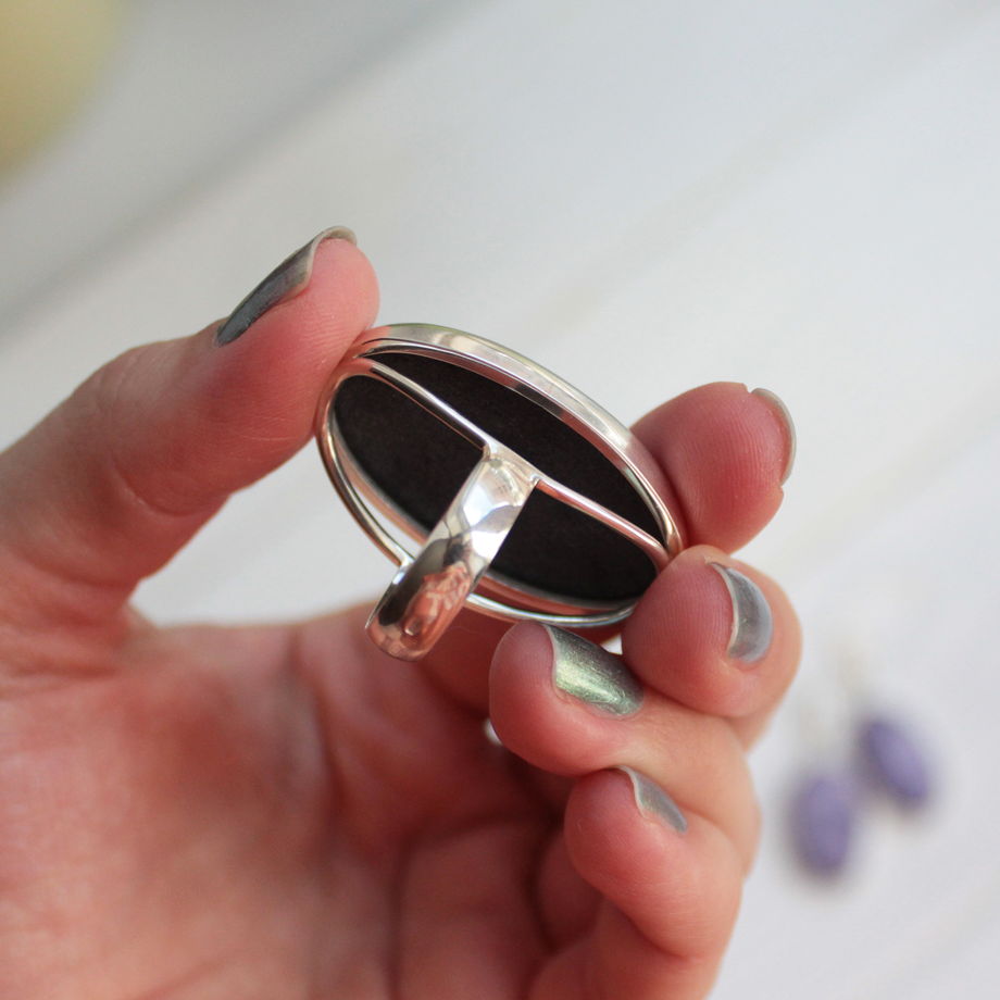 Кольцо серебряное с природным чароитом "Луиза"