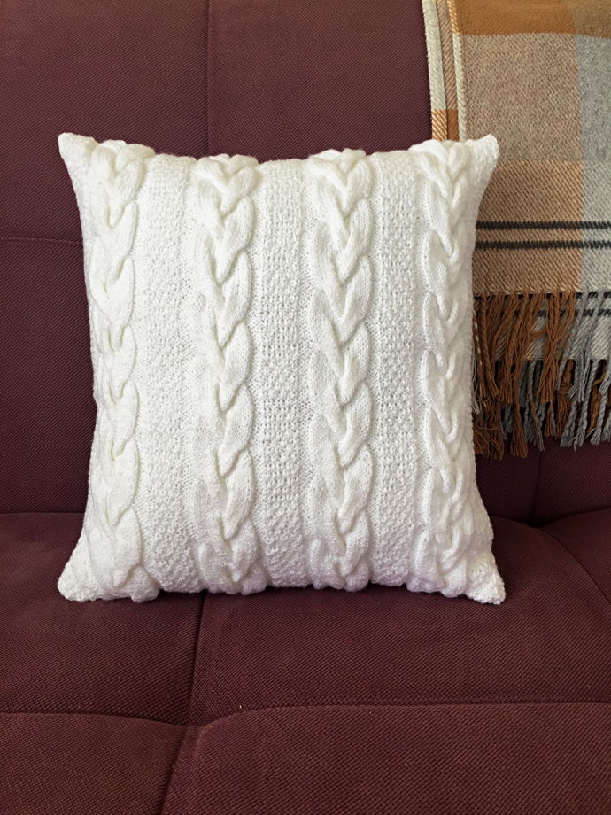 Декоративная белая вязанная подушка для дивана и кровати